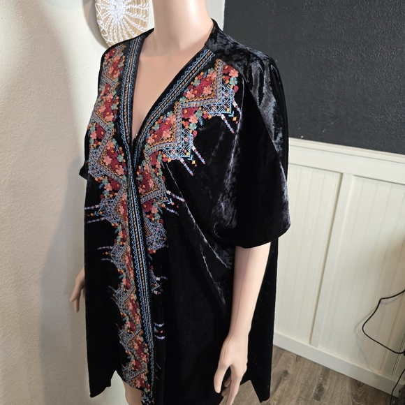 Madeline Sparklestein Embroidered Floral Black Boho Velvet Kimono Top Size M/L - Picture 2 of 15
